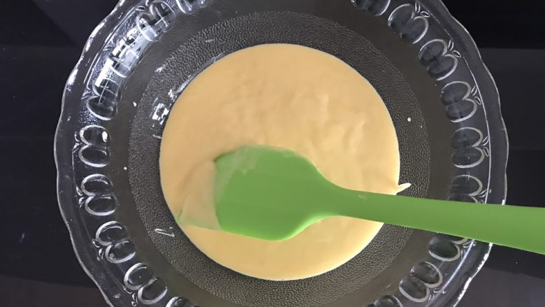 哆啦A梦彩绘蛋糕卷,制作好的蛋黄糊过筛，放一旁备用。