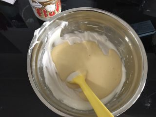 哆啦A梦彩绘蛋糕卷,翻拌均匀的蛋糕糊倒回蛋白霜，用同样的手法翻拌均匀。