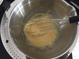 哆啦A梦彩绘蛋糕卷,蛋黄里依次加入油、牛奶搅拌均匀，过筛加入低筋面粉，搅拌至无粉的状态，不要过度搅拌，以免起筋。