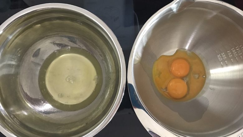 哆啦A梦彩绘蛋糕卷,制作蛋糕卷。
先将烤箱上下火170度预热。
分离好蛋清和蛋黄，装蛋清蛋黄的盆保证无油无水。