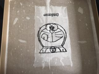 哆啦A梦彩绘蛋糕卷,用黑色面糊描出轮廓。