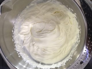 哆啦A梦彩绘蛋糕卷,等待蛋糕卷放凉期间，300克淡奶油加30克白砂糖，坐冰水，打发至裱花状态。