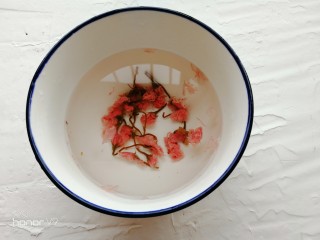 樱花曲奇饼干,盐渍樱花用温水浸泡三个小时。