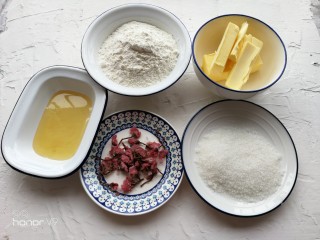 樱花曲奇饼干,准备好原材料，低粉过筛一次，黄油室温软化。