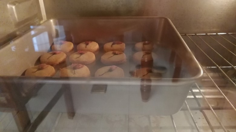 樱花曲奇饼干,烤箱200度烤15分钟。