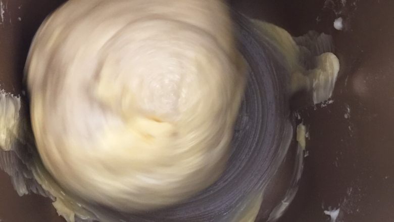 奶香土司面包#面团的发酵之旅#,当面团揉到起筋的时候加入黄油，继续揉。直到揉到完全阶段。揉好的面团能抻开非常坚韧的薄膜，且不容易破