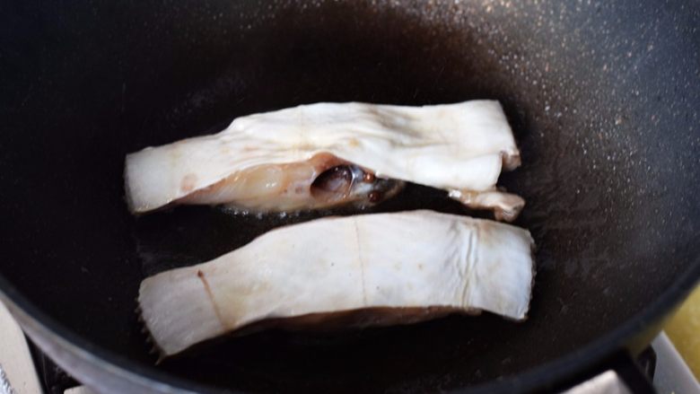 一卤鲜煎鱼,腌好鱼放平底锅中，中小火煎制