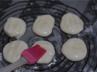 快手蔬菜卷饼,用刷子在面剂上均匀刷上植物油