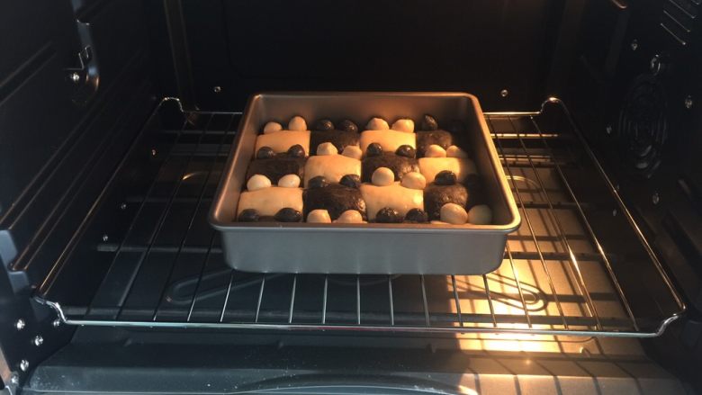 黑白小熊挤挤包,烤箱预热上下火180度预热10分钟，烤盘放中下层转150度烘烤20分钟。