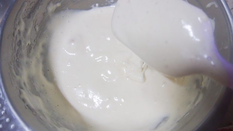 这可能是你吃过最好吃的海绵蛋糕,用刮刀隔着淋入温热的牛奶并用蛋抽拌大概30下，最后用刮刀把盆边的蛋糊拌匀