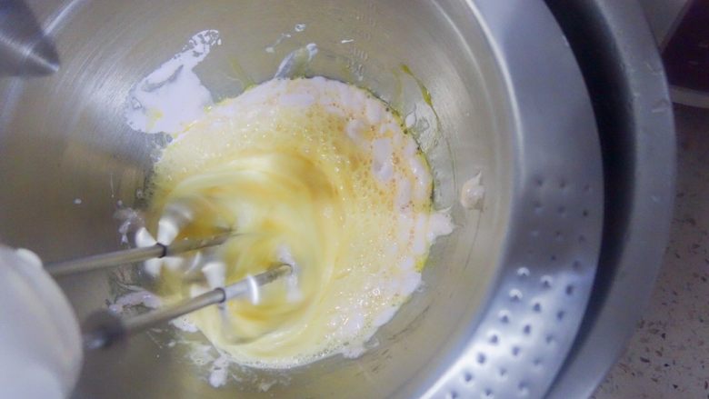 这可能是你吃过最好吃的海绵蛋糕,坐温水打发至蛋糊