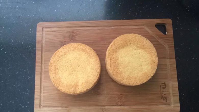 【天使之城】巧克力淋面蛋糕,首先烤两个4寸的戚风蛋糕，材料的用量相当于一个6寸的戚风蛋糕。