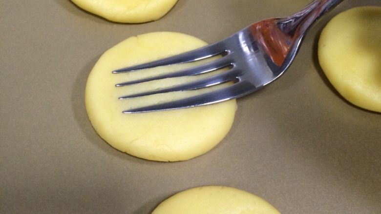 肉松饼干,用叉子在表面压制出纹路（做个造型，可以不做）