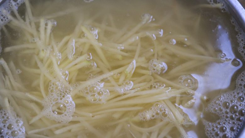 黑胡椒香肠烤土豆丝, 用水浸泡清洗一下，去除淀粉。

