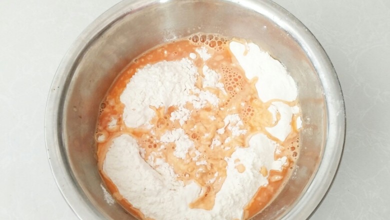 胡萝卜花卷,把汁过略进面粉中，放入酵母。