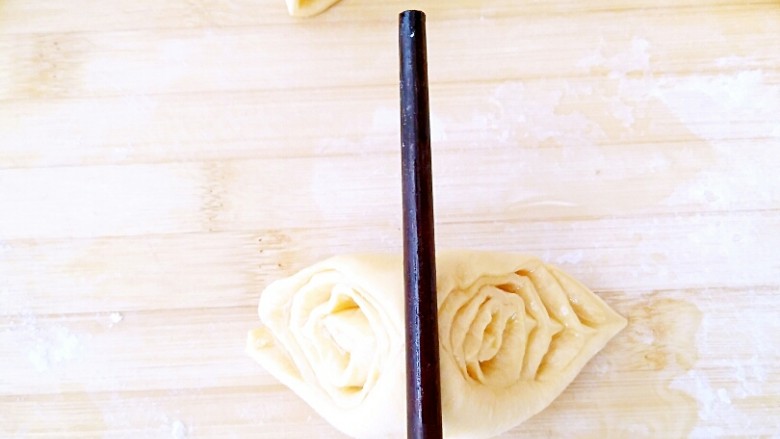 胡萝卜花卷,放上一根筷子。