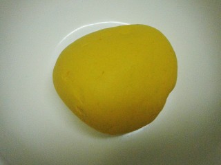 南瓜甜包,后面直接上手揉至光滑面团，传说中的“三光”，😂😂😂😂😂😂包上保鲜膜进行发酵。