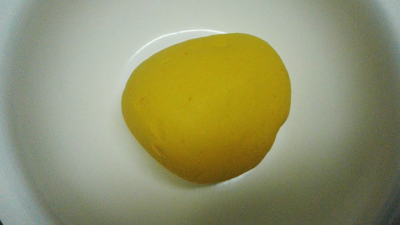 南瓜甜包,后面直接上手揉至光滑面团，传说中的“三光”，😂😂😂😂😂😂包上保鲜膜进行发酵。