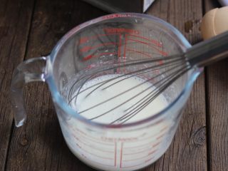 拼色蛋糕,牛奶混合色拉油搅拌均匀乳化。
