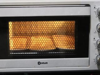 拼色蛋糕,正好放入三个长方形模具，烤箱预热150度，最底层，25分钟。