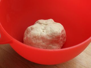 大盘鸡,
1.首先面粉里加点盐，用冷水和好，醒上15分钟左右。
