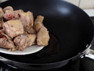 大盘鸡,
6.小火熬到糖融化，变成棕黄色，下洗去污沬的鸡块。
