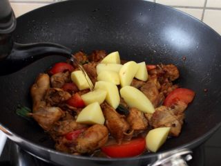 大盘鸡,9.放入西红柿翻炒圴，然后放入土豆、加盐调味，并加入适量的水。