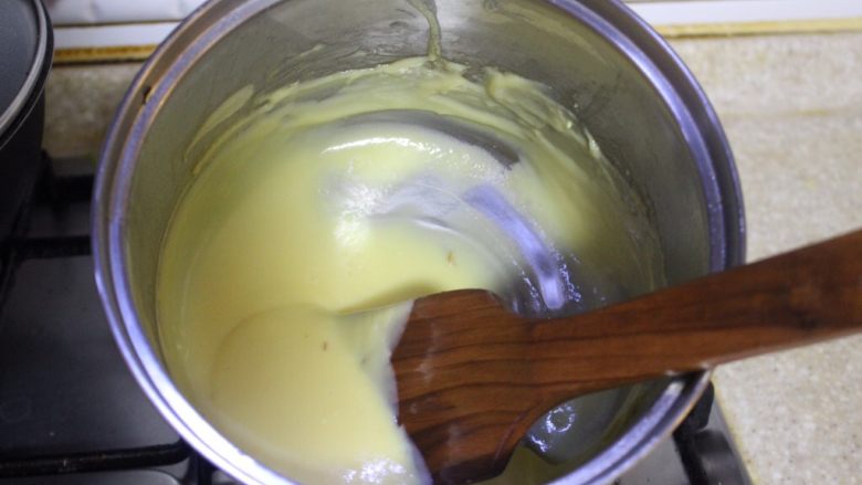 奶油面包（不用烤箱）,用低温搅拌，搅个十几分钟，会变得很稠，奶油就完成了