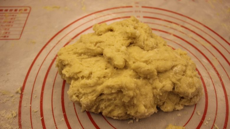 奶油面包（不用烤箱）,慢慢的把面粉和这些搅拌在一起