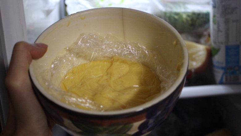 奶油面包（不用烤箱）,用保鲜膜把它抱住，放到冰箱里存着