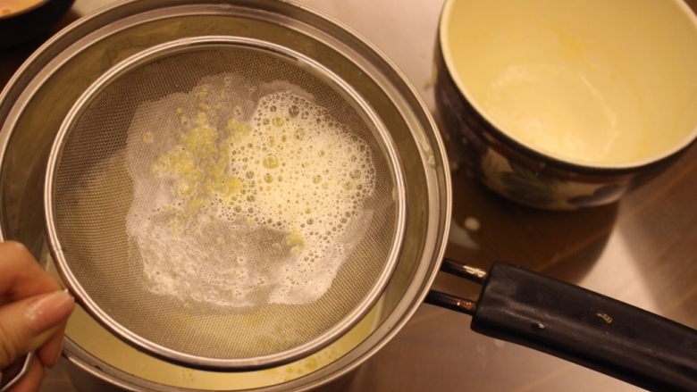 奶油面包（不用烤箱）,搅拌完后，再次倒进锅里，用个筛子包泡泡去掉