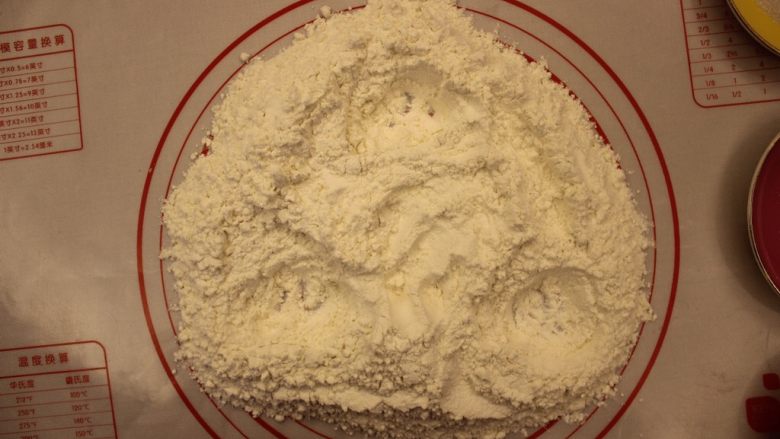 奶油面包（不用烤箱）,把白面粉在一个平面上展开，弄三个洞