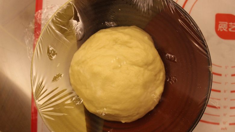 奶油面包（不用烤箱）,放到碗里，用保鲜膜把碗抱住，用个叉子弄几个小洞，把它放一边让它发，至少2个小时（越长越好，我放了一晚）