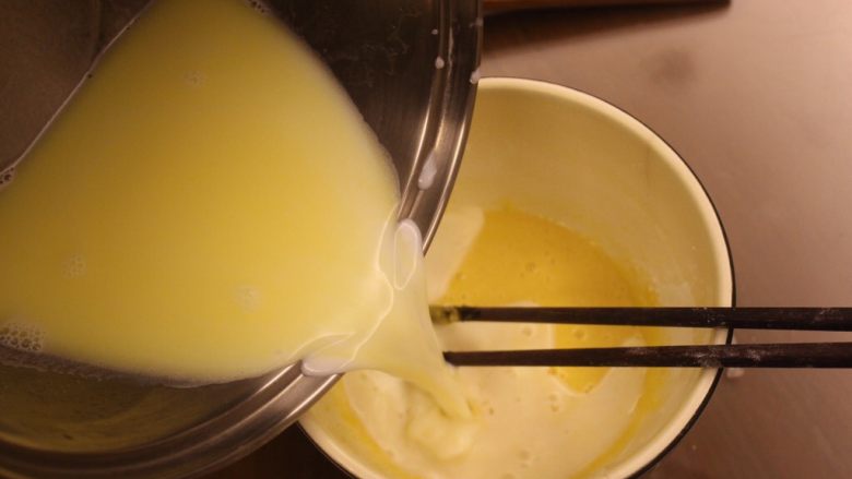 奶油面包（不用烤箱）,搅拌均匀后，倒进碗里和蛋黄，糖和面粉搅拌均匀