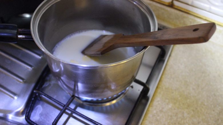 奶油面包（不用烤箱）,在锅里，把15ml黄油在250ml牛奶里化开，一边化一边搅拌