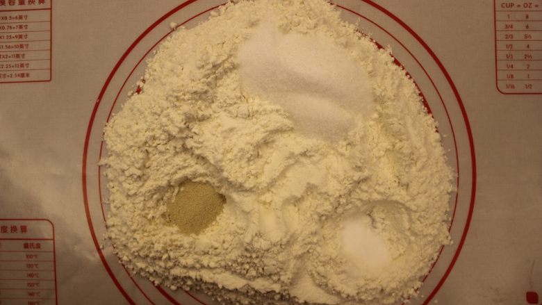 奶油面包（不用烤箱）,把糖，盐和酵母粉放在不同的洞里让后在那个角落各自的和面粉搅（得要先避免盐和酵母粉混在一起）