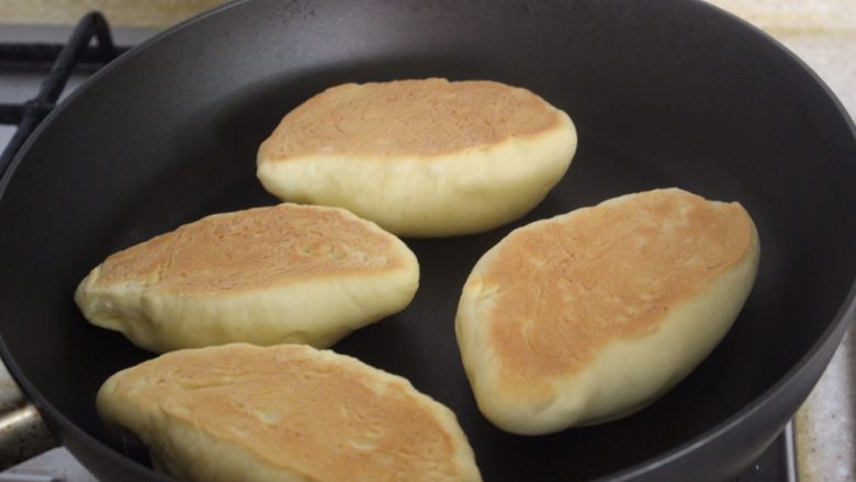 奶油面包（不用烤箱）,翻到另外一边，把锅盖子盖上，弄到这一边变棕色