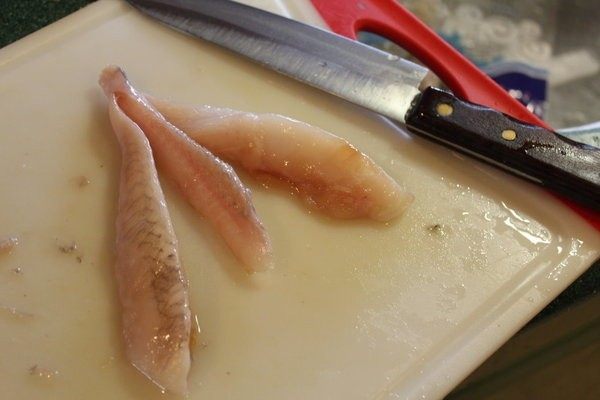  鮟鱇鱼生火腿佐芒果酱汁,鮟鱇鱼只有一条中骨，它的排刺很小，而且是垂直向上，所以切掉中骨两边的鱼柳就没有刺。鱼肉很结实很像鸡胸肉的手感。