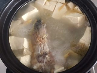 鱼头豆腐汤,煮好后放盐和胡椒粉