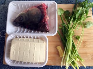 鱼头豆腐汤,食材准备（2人份）：鱼头，嫩豆腐，香菜，葱，姜
