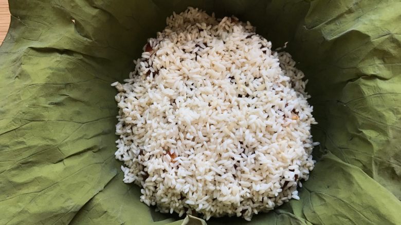 荷香排骨饭,放进蒸笼里，让每块排骨都裹上大米，全部弄好后再将剩余的米粒铺放在上面