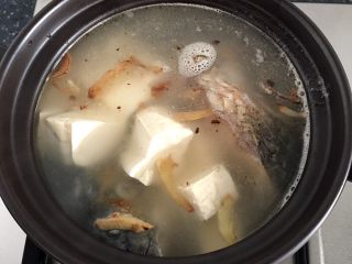 鱼头豆腐汤,放入沥干水分的豆腐，煮10分钟