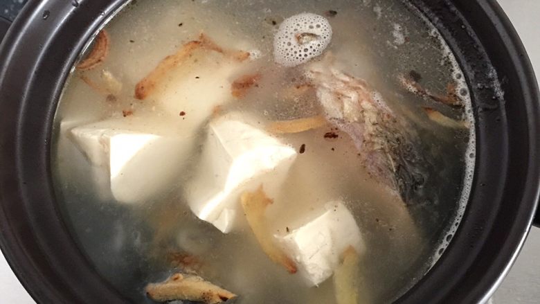 鱼头豆腐汤,放入沥干水分的豆腐，煮10分钟