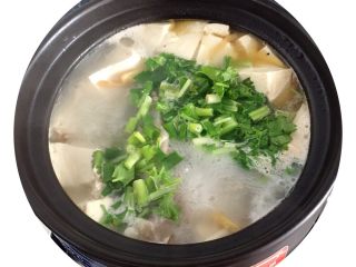 鱼头豆腐汤,放切好的香菜和葱