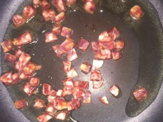 腊肠杂蔬炒饭,腊肠先切丁，放入油锅中炒一下。