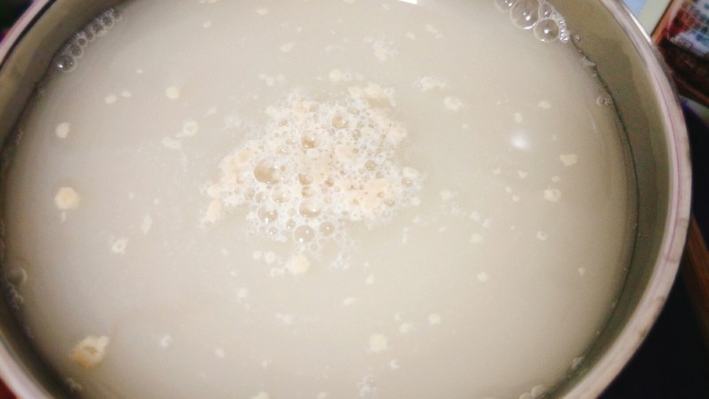 南瓜面香辣酸菜包,将干酵母粉倒入碗中，加入温水用筷子搅拌之完全溶解；