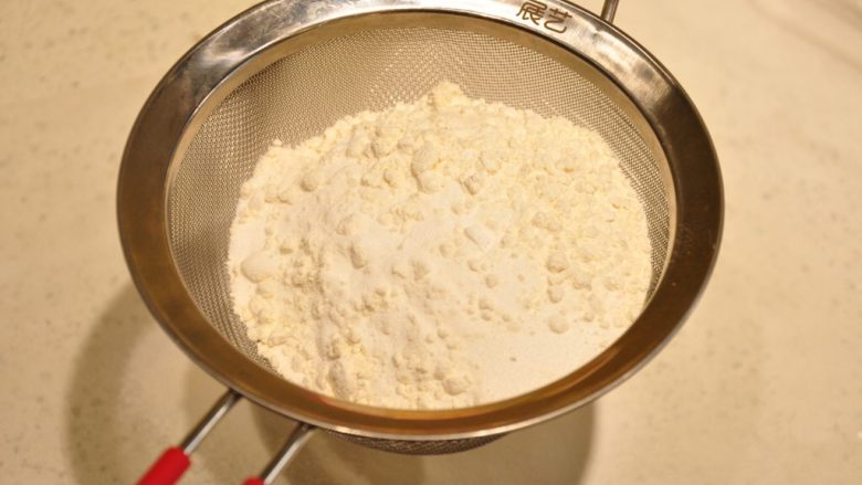 白天使蛋糕——快速消耗蛋白的蛋糕,混合好的粉类先进行第一次过筛备用。