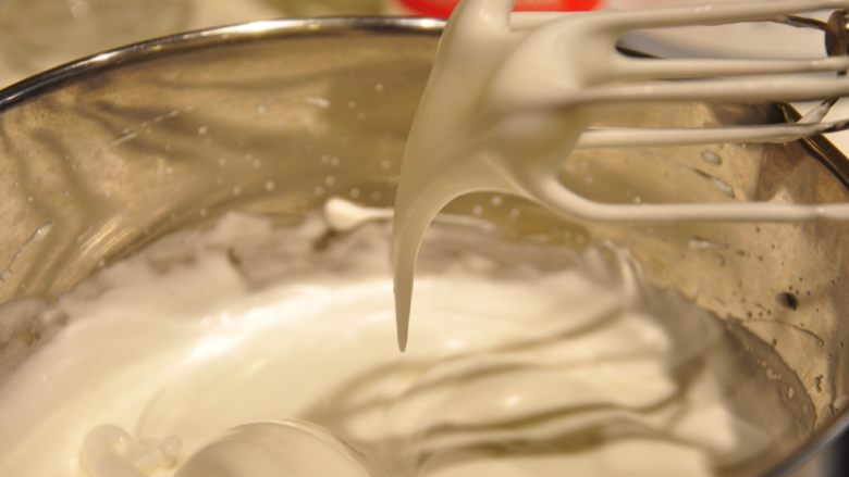 白天使蛋糕——快速消耗蛋白的蛋糕,蛋白打至9分发。