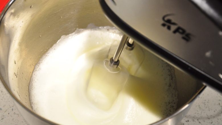 白天使蛋糕——快速消耗蛋白的蛋糕,打蛋器以中速进行打发。