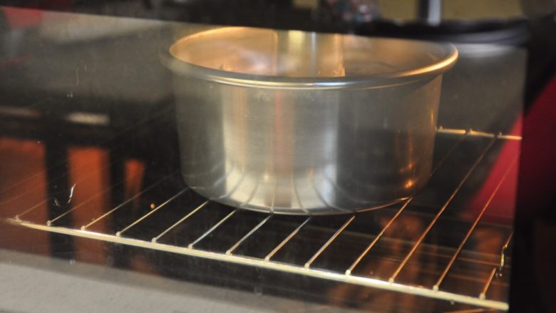 白天使蛋糕——快速消耗蛋白的蛋糕,烤箱提前预热160度，烘烤35分钟左右。